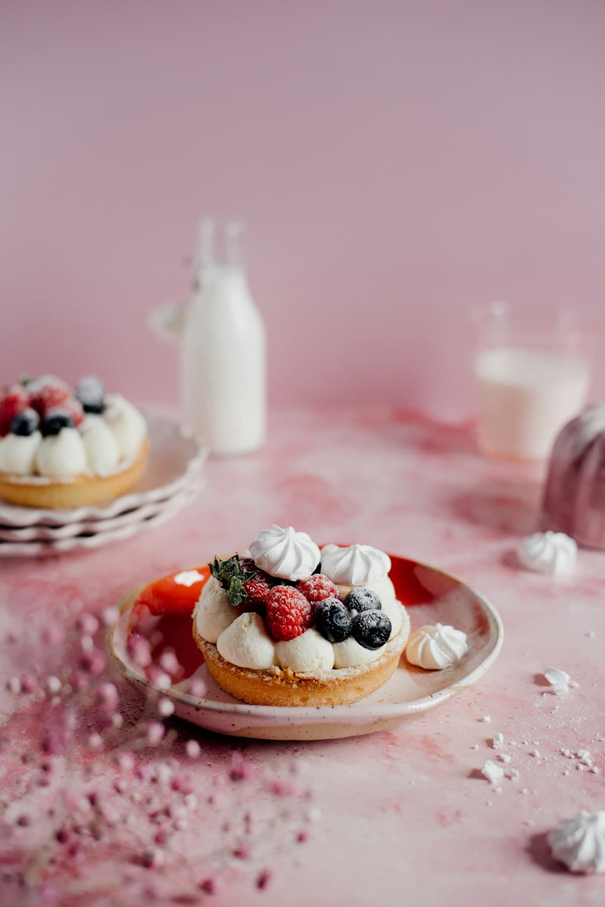 Buffet d'anniversaire avec pavlova aux fruits rouges